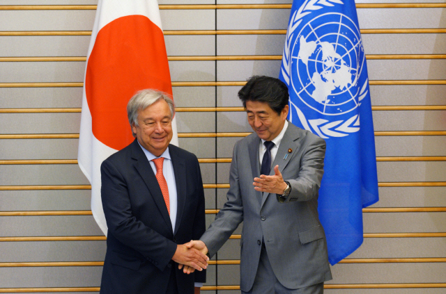 일본을 방문 중인 안토니우 구테흐스(왼쪽) 유엔 사무총장이 8일 도쿄 총리관저에서 아베 신조(오른쪽) 총리와 악수를 나누고 있다. /도쿄=로이터연합뉴스