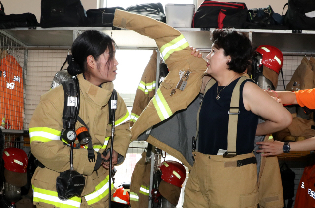 30kg 방화복 입어 본 김정숙 여사 “얼마나 힘드실까...” : 서울경제