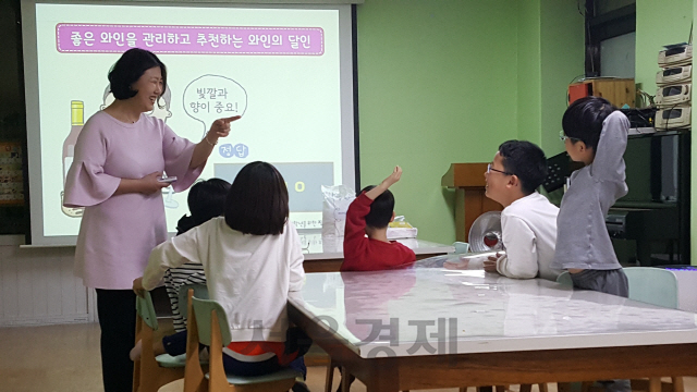 아주복지재단이 청소년들에게 자아인식과 진로탐색, 직업체험을 제공하는 ‘찾아가는 드림서치 프로그램-직업체험’ 프로그램이 지난달 서울시 동대문구 관내 방과후교실에서 열려, 전문강사가 푸드스타일리스트를 주제로 교육하고 있다. /사진제공=아주그룹