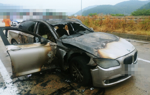 9일 오전 7시 50분께 경남 사천시 남해고속도로에서 A(44)씨가 몰던 BMW 730Ld에서 불이 났다. 불은 차체 전부를 태우고 수 분 만에 꺼졌다. /연합뉴스