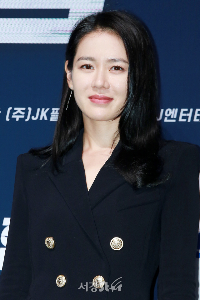 배우 손예진이 영화 ‘협상’ 제작보고회에 참석해 포토타임을 갖고 있다.