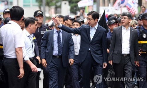 김경수 경남도지사가 드루킹의 댓글조작 행위를 공모한 혐의로 9일 오전 서울 강남구 허익범 특검에 재소환 되고 있다. / 사진=연합뉴스