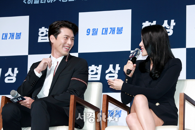 배우 현빈과 손예진이 영화 ‘협상’ 제작보고회에 참석하고 있다.