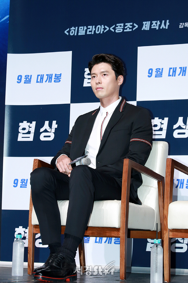 배우 현빈이 영화 ‘협상’ 제작보고회에 참석하고 있다.