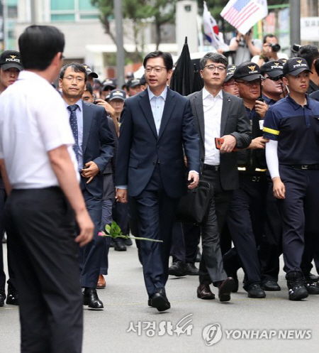 특검에 출석하고 있는 김경수 경남지사./ 사진=연합뉴스