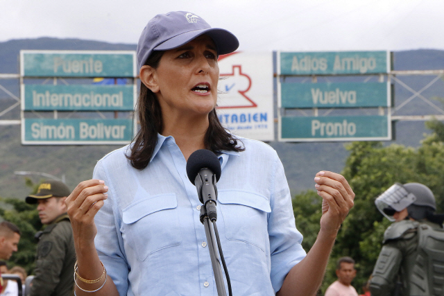니케 헤일리 유엔주재 미국대사가 8일(현지시간) 콜롬비아와 베네수엘라 국경지역인 쿠쿠타에서 인사말을 하고 있다. /쿠쿠타=EPA연합뉴스