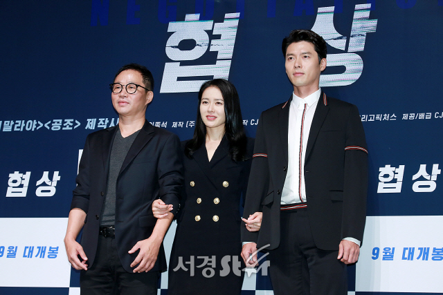 이종석 감독 배우 손예진, 현빈이 영화 ‘협상’ 제작보고회에 참석해 포토타임을 갖고 있다.