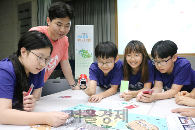 코오롱그룹 비영리재단법인 꽃과어린왕자가 지난 7일부터 사흘간 코오롱인재개발센터에서 진행한 ‘제5회 에코 롱롱 Plus 캠프’에 참여한 학생들이 미래 친환경 마을을 설계하는 프로그램 도중 서로 의견을 나누며 토론을 하고 있다. /사진제공=코오롱그룹