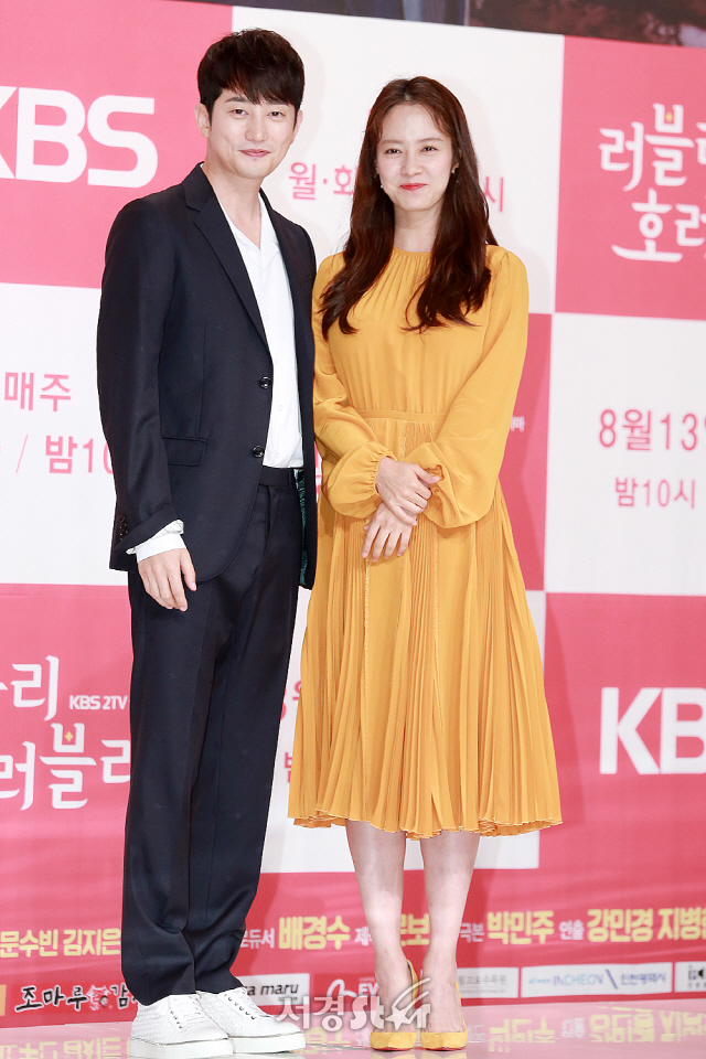 배우 박시후와 송지효가 KBS 새 월화드라마 ‘러블리 호러블리’ 제작발표회에 참석해 포토타임을 갖고 있다.