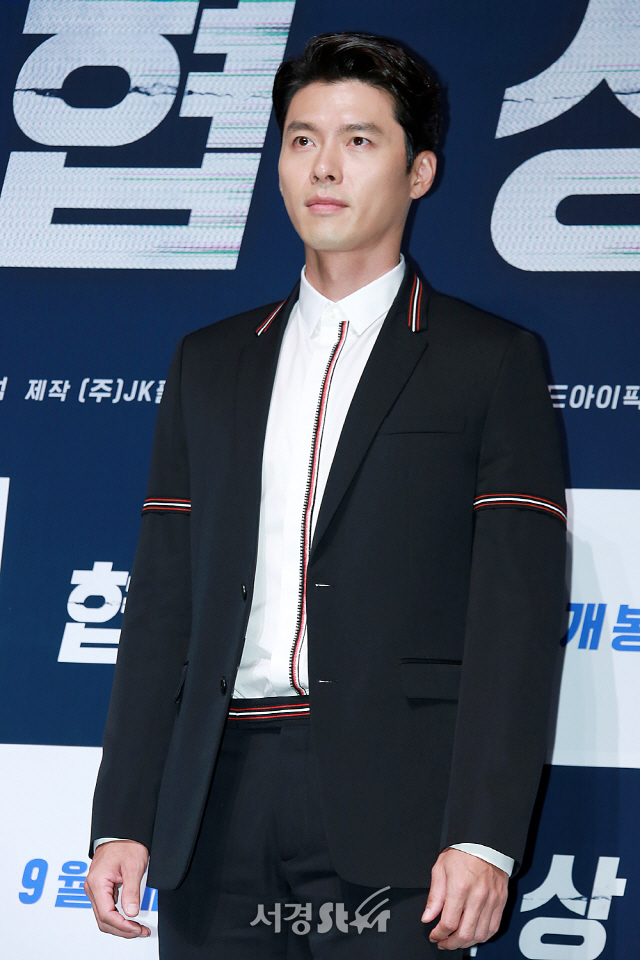 배우 현빈이 영화 ‘협상’ 제작보고회에 참석해 포토타임을 갖고 있다.