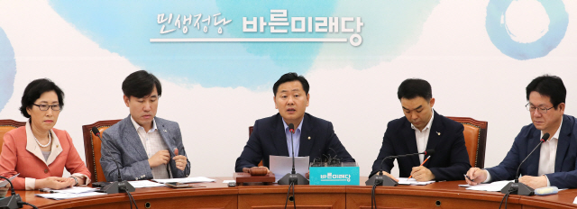 김관영(가운데) 바른미래당 원내대표가 9일 오전 국회에서 열린 원내정책회의에서 발언하고 있다. /연합뉴스