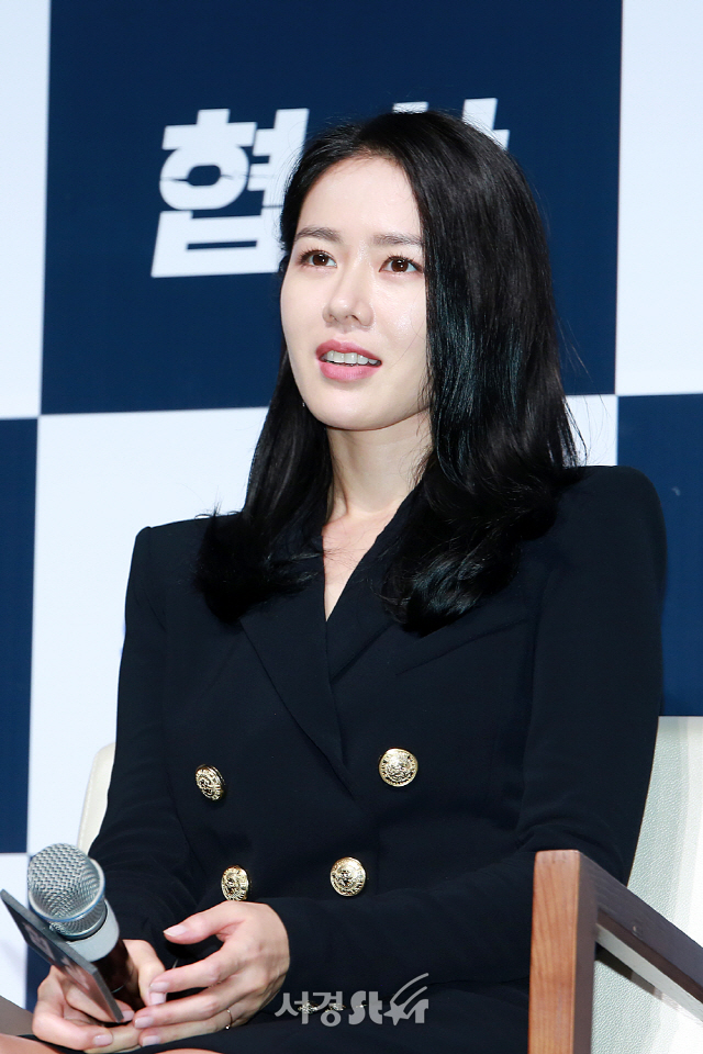 배우 손예진이 영화 ‘협상’ 제작보고회에 참석하고 있다.
