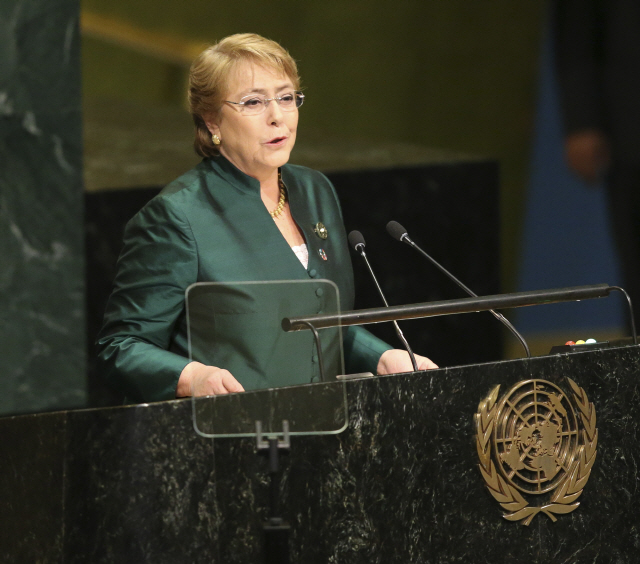 2016년 9월 21일 당시 칠레 대통령인 바첼레트가 뉴욕 유엔본부에서 연설하고 있다./AP연합뉴스