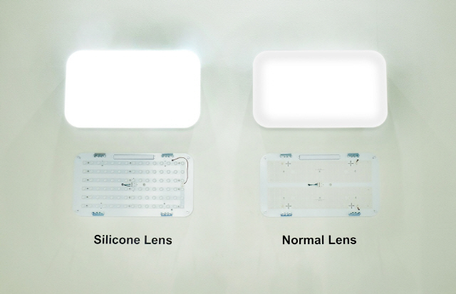 아이엘사이언스가 개발한 실리콘조명렌즈(왼쪽)와 일반 조명렌즈의 광도를 비교한 사진./사진제공=아이엘사이언스