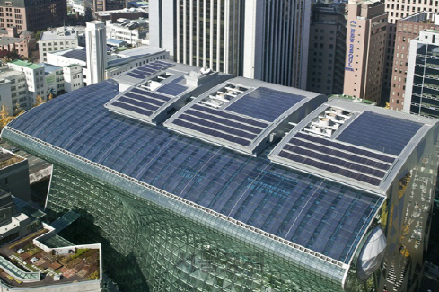서울시청 지붕에 설치된 태양광 발전시설. /사진제공=서울시