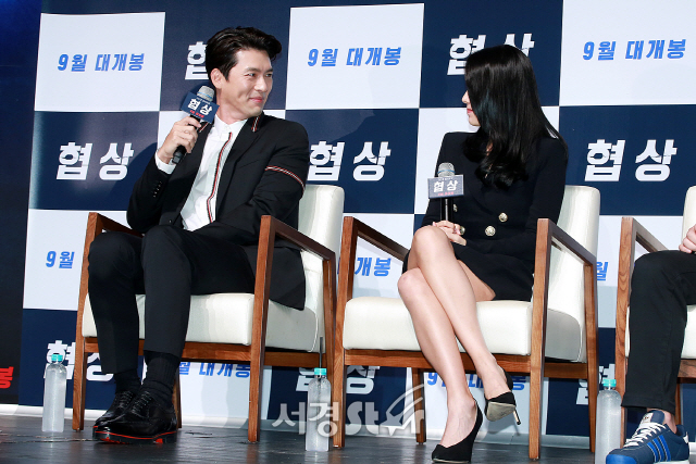 배우 현빈과 손에진이 영화 ‘협상’ 제작보고회에 참석하고 있다.