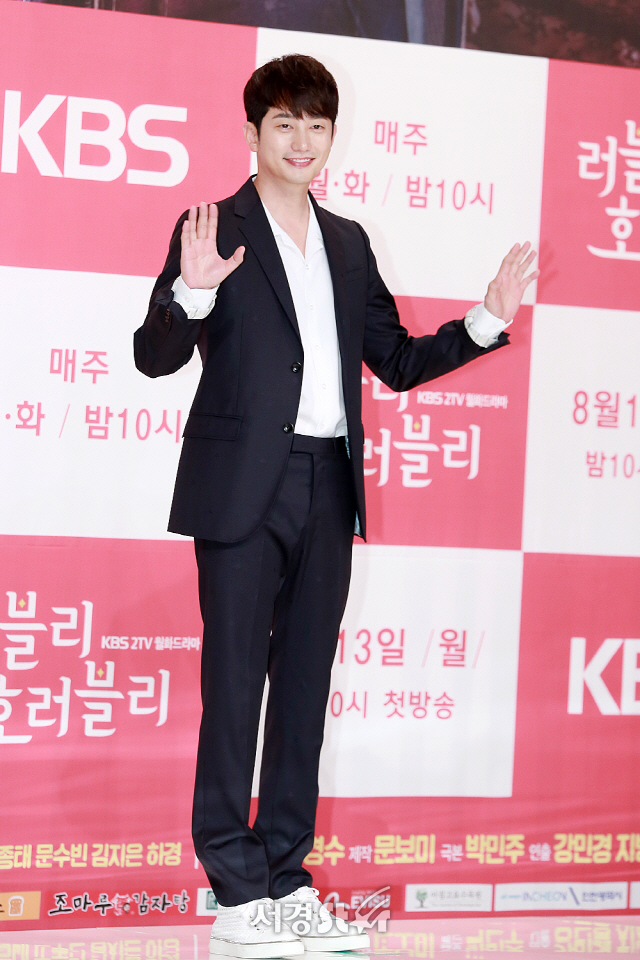 배우 박시후가 KBS 새 월화드라마 ‘러블리 호러블리’ 제작발표회에 참석해 포토타임을 갖고 있다./사진=지수진 기자