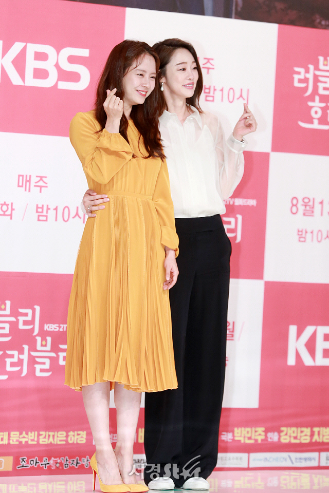 배우 송지효와 최여진이 KBS 새 월화드라마 ‘러블리 호러블리’ 제작발표회에 참석해 포토타임을 갖고 있다.