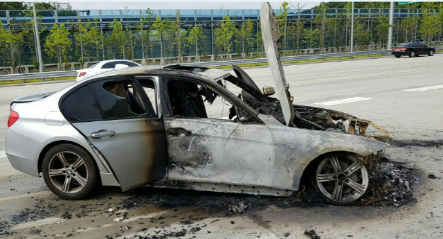 경남 사천 남해고속도로에서 9일 불이 난 BMW ‘730Ld’ 차량이 갓길에 서 있다(위쪽 사진). 이날 경기도 의왕 제2경인고속도로에서도 ‘320d’차량에서 화재가 발생하면서(아래쪽 사진) 올 들어 불이 난 BMW 차는 총 36대로 늘었다. 특히 이날 사고가 난 두 차 중 730Ld는 리콜 대상이 아니어서 더 큰 논란이 예상된다.  /사진제공=경남경찰청·경기도재난안전본부