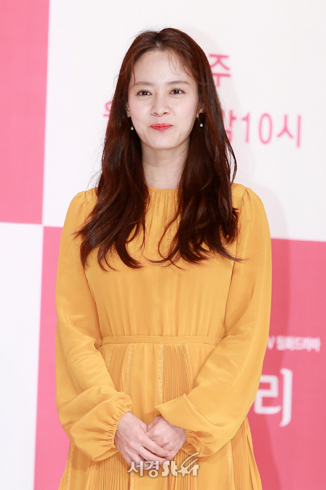 배우 송지효가 KBS 새 월화드라마 ‘러블리 호러블리’ 제작발표회에 참석해 포토타임을 갖고 있다.