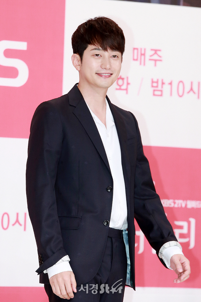 배우 박시후가 KBS 새 월화드라마 ‘러블리 호러블리’ 제작발표회에 참석해 포토타임을 갖고 있다.