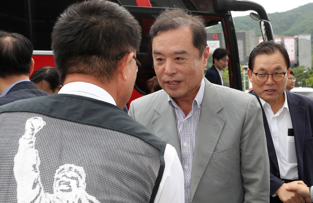 김병준 자유한국당 비상대책위원장이 9일 오전 경북 경주 화백컨벤션센터에서 한국수력원자력 노동조합원을 만나 인사하고 있다. 한국당 비대위는 이날 한수원 노조와 정부의 탈원전 정책 재고를 촉구하는 경청회를 열었다./연합뉴스