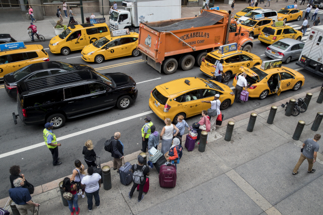 지난 1일(현지시간) 미국 뉴욕시 42번가 그랜드센트럴 터미널 앞에서 사람들이 택시를 기다리기 위해 줄을 서 있다. /뉴욕=AP연합뉴스