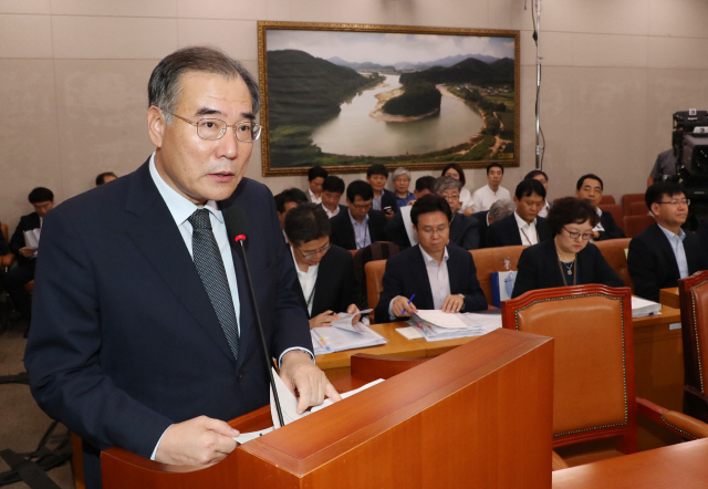 이개호 농림축산식품부 장관 후보자가 9일 국회 농림축산식품해양수산위원회에서 열린 인사청문회에서 인사말을 하고 있다. /연합뉴스