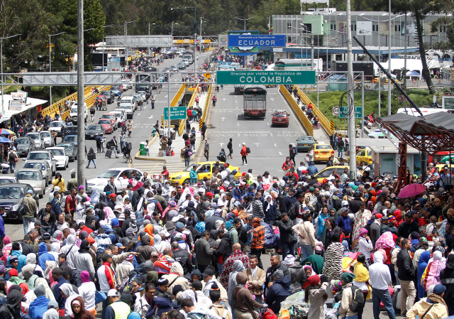 9일(현지시간) 에콰도르와 콜롬비아 국경을 연결하는 루미차카 다리에서 베네수엘라 이민자들이 에콰도르 입국절차를 밟기 위해 줄을 서 있다. /로이터연합뉴스
