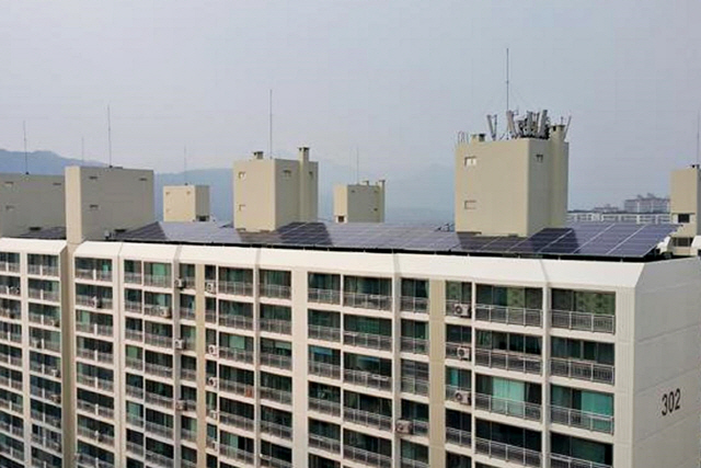 대전의 아파트 옥상에 태양광발전설비가 설치돼 있다. /사진제공=대전시