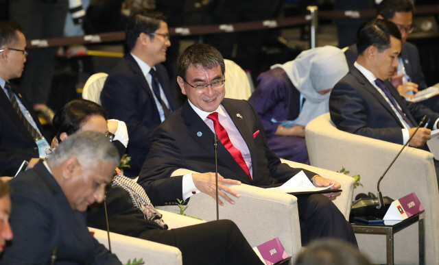 고노 다로 일본 외무상이 지난 4일 싱가포르 엑스포 컨벤션센터에서 열린 아세안지역안보포럼(ARF)에 참석하고 있다./출처=연합뉴스