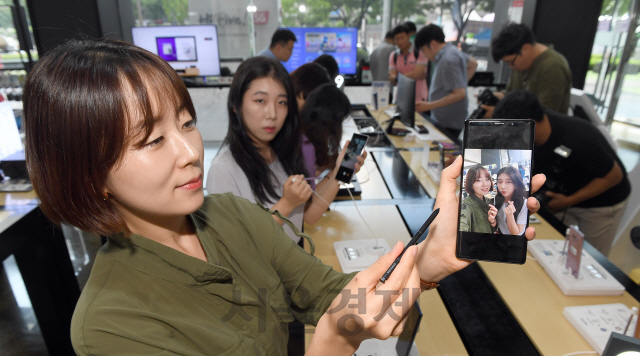 10일 오후 서울 광화문 KT 올레스퀘어를 찾은 시민들이 삼성전자의 하반기 전략 스마트폰 ‘갤럭시노트9’을 체험하고 있다. KT는 13일부터 사전예약을 진행한다.  /이호재기자.