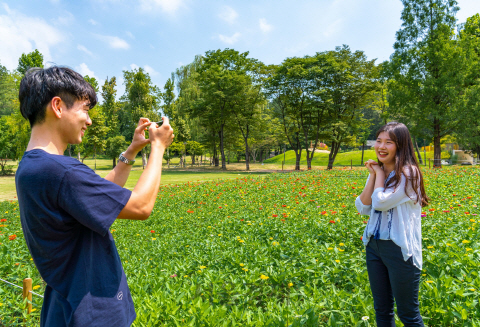 서울어린이대공원 포시즌 가든의 꽃밭에서 방문객들이 사진을 찍고 있다. /사진제공=서울시설공단
