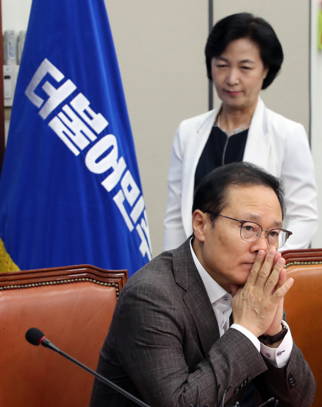 홍영표 더불어민주당 원내대표가 10일 국회에서 열린 최고위원회의에 참석해 추미애 대표의 착석을 기다리고 있다./연합뉴스