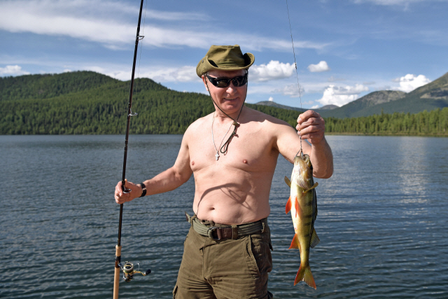 블라디미르 푸틴 러시아 대통령이 지난해 8월 시베리아 남부 투바공화국 호수에서 낚시하며 휴가를 보내고 있다.  /EPA연합뉴스