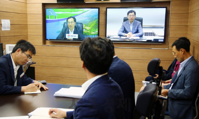 김경수 경남지사, 10일 오후 서울본부 출근해 영상통화로 폭염 대책 등 도정 현안 챙겨