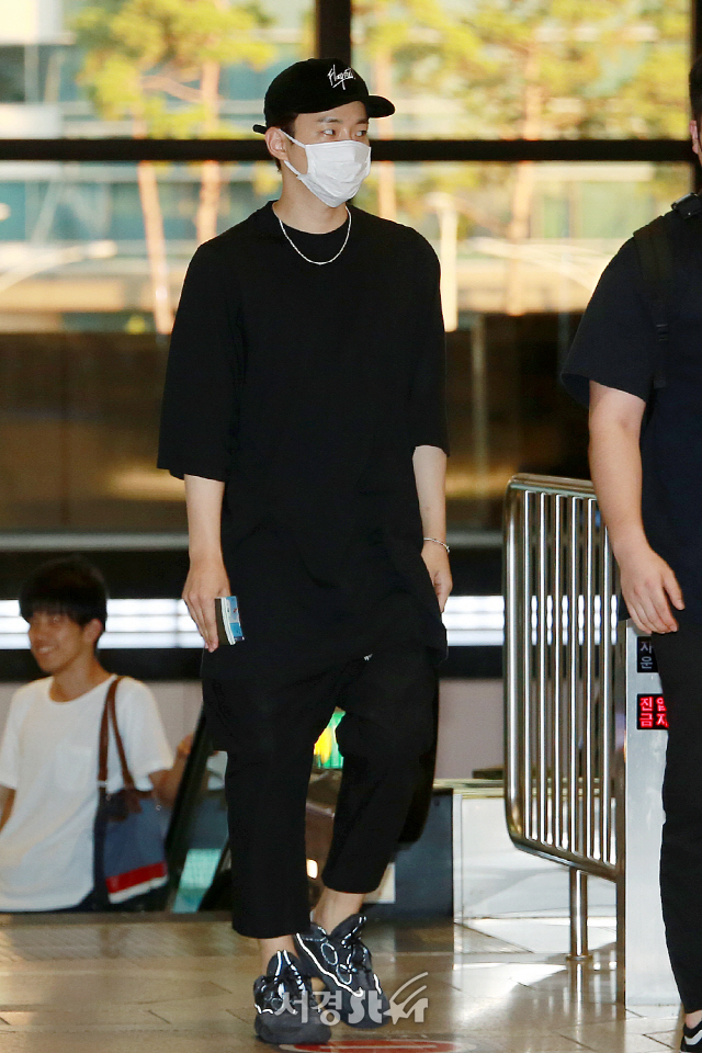 2PM 준호, '올블랙에 마스크만 흰색!' (공항패션)