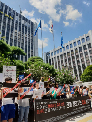 37개 여성단체 활동가들이 10일 서울 의주로 경찰청 앞에서 열린 ‘경찰 편파수사 규탄 긴급 기자회견’에 참석해 웹하드 등 음란물을 공유해온 웹사이트에 대한 경찰 수사를 촉구하고 있다./오지현기자