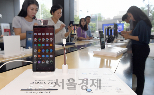 10일 오후 서울 광화문 KT 올레스퀘어를 찾은 시민들이 삼성전자의 하반기 전략 스마트폰 ‘갤럭시노트9’을 체험하고 있다. KT는 13일부터 사전예약을 진행한다./서울경제DB