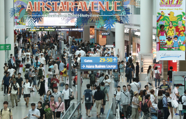 지난 5일 오전 인천국제공항 면세구역이 여행객들로 붐비고 있다. 인천공항공사는 이날 22만1,000여명의 승객이 공항을 이용할 것으로 예측했다. /영종도=연합뉴스