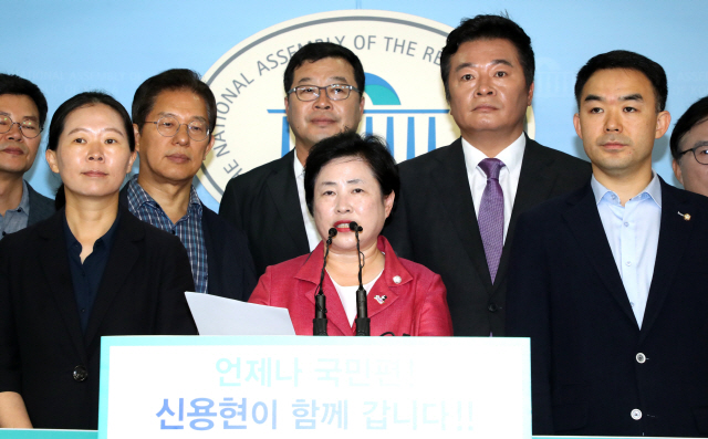 신용현(가운데) 바른미래당 의원이 지난 7일 국회 정론관에서 당대표 출마 선언 기자회견을 하고 있다./연합뉴스