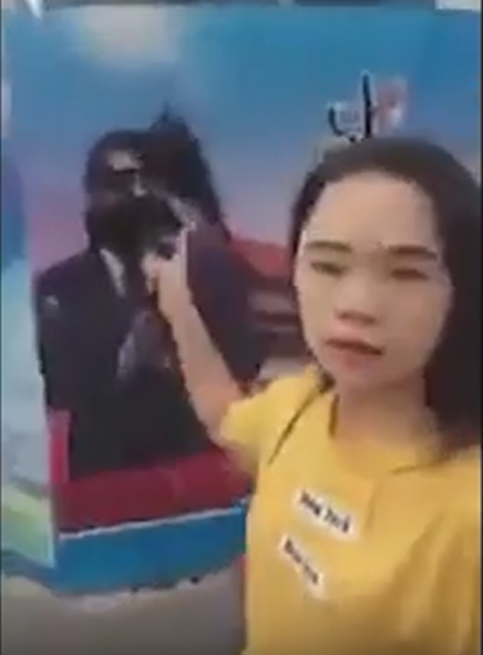 29세 중국인 여성 둥야오충이 상하이 푸둥 루자주이에 위치한 고층건물에서 시진핑 중국 국가주석의 얼굴에 먹물을 끼얹으며 시 주석을 비판하고 있다. /유튜브 캡쳐