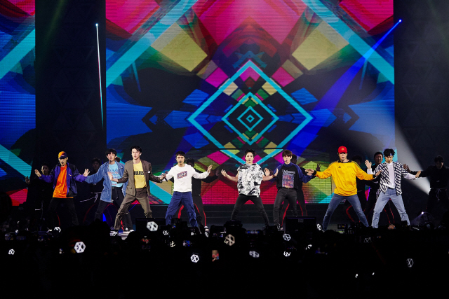 ‘K-POP  킹’ 엑소, 2만 관객과 함께 한 네 번째 단독 콘서트 투어..마카오 콘서트 성료
