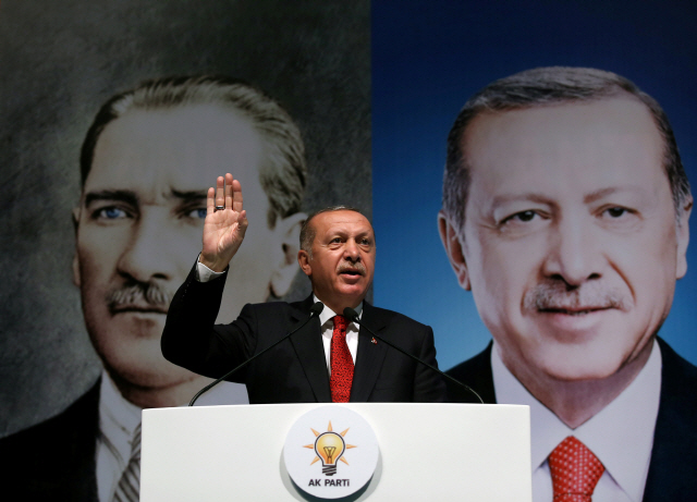 레제프 타이이프 에르도안(왼쪽) 터키 대통령이 11일(현지시간) 흑해 연안 도시 리제에서 열린 여당 정의개발(AK)당 행사에서 연설하고 있다. /리제=로이터연합뉴스