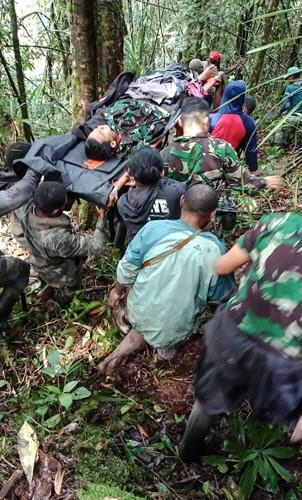 인도네시아 구조대가 파푸아 경비행기 추락 사고에서 살아남은 어린이를 옮기고 있다. / 사진=연합뉴스