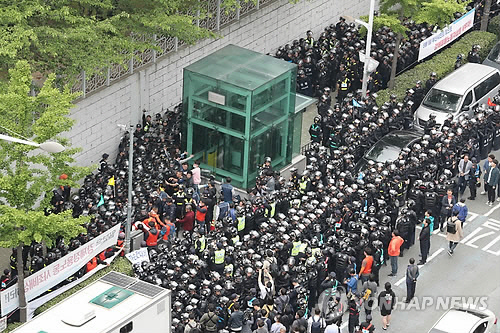 일본총영사관 에워싼 경찰 / 사진=연합뉴스
