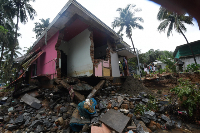 인도 남부 케랄라 주를 중심으로 며칠 동안 계속된 폭우에 지금까지 37명이 숨지고 6만명의 이재민이 발생한 것으로 파악됐다./AFP연합뉴스