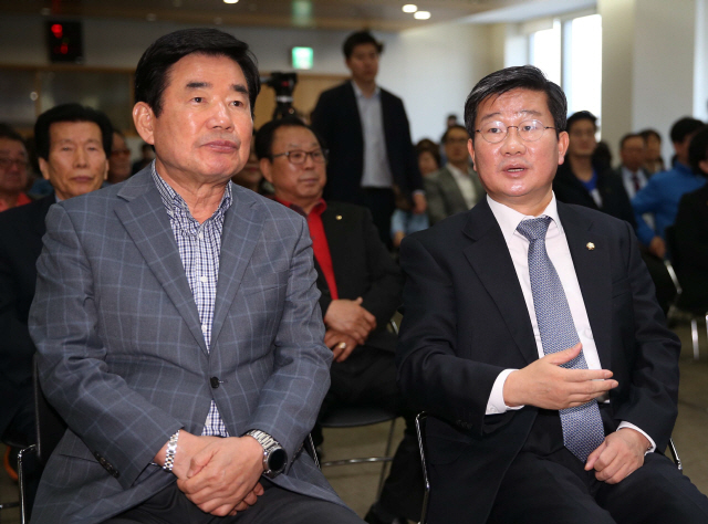 지난 4월 민주당 지역구 한 행사에서 전해철(오른쪽) 의원이 김진표 의원과 대화하고 있다. /사진제공=전해철의원실