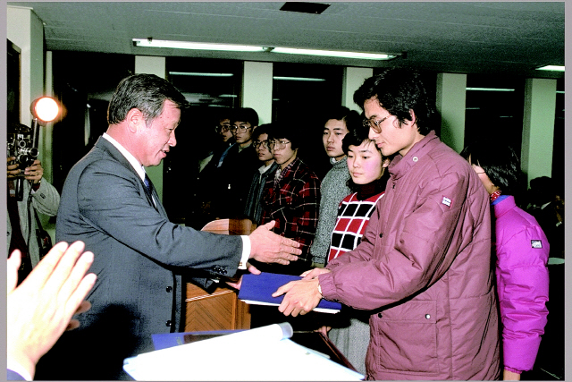 고(故) 최종현(왼쪽) 회장이 1986년 해외 유학을 앞둔 한국고등교육재단 장학생들에게 장학증서를 전달하고 있다. /사진제공=SK그룹