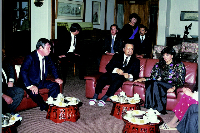 고(故) 최종현(왼쪽) 회장이 1981년 초 내한한 야마니(오른쪽 두번째) 사우디아라비아 석유장관과 담소를 나누는 장면. 최 회장은 제2차 석유파동 당시 사우디아라비아와 ‘석유외교’를 통해 우리나라의 원유공급 문제를 해결했다. /사진제공=SK그룹